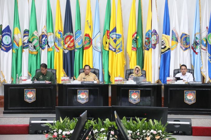 Rapat Koordinasi Pengendalian Inflasi Daerah di Gedung Sasana Bhakti Praja, Kementerian Dalam Negeri, Jakarta, yang dipimpin oleh Menteri Dalam Negeri Muhammad Tito Karnavian, Senin (10/7).
