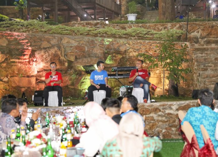 Ketua Umum APEKSI dan Wali Kota Bogor Bima Arya (kiri), Wakil Gubernur Jawa Timur Emil Dardak (tengah), dan Wali Kota Makassar Dany Pomanto (kanan) dalam gala dinner Youth City Changers Camp Rakernas APEKSI ke-16, Senin (10/7) malam.