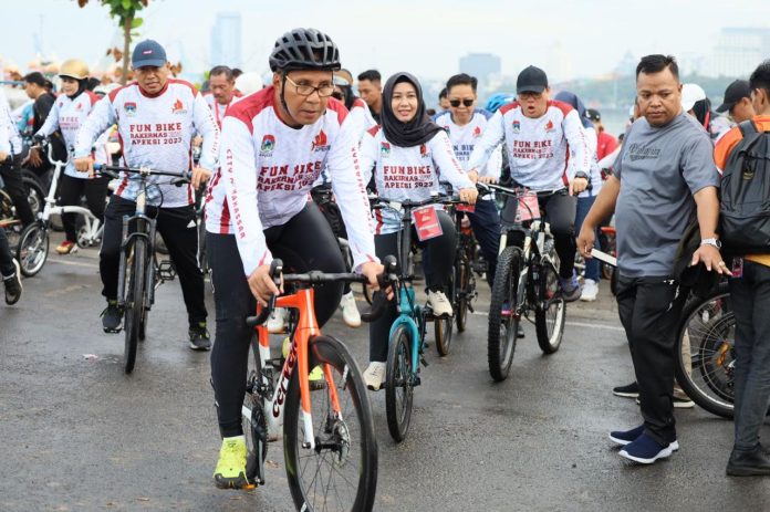 Wali Kota Makassar Danny Pomanto bersepeda bersama peserta Rakernas APEKSI XVI, Kamis (13/7) pagi.