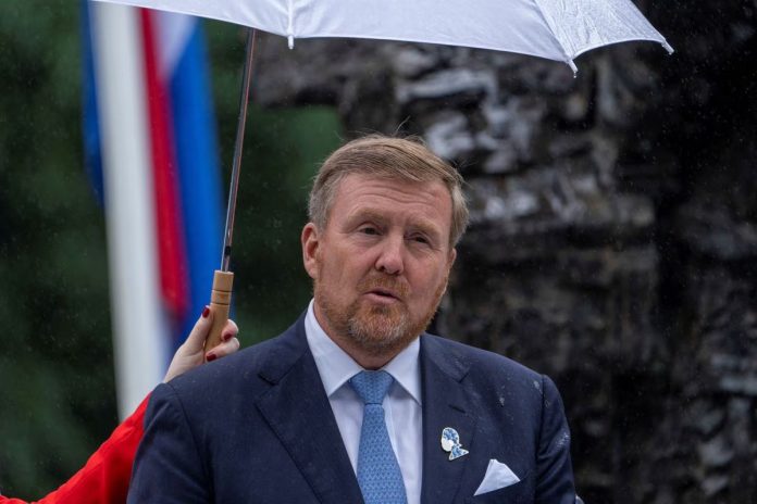 Raja Belanda Willem-Alexander berpidato dalam acara peringatan 160 tahun penghapusan perbudakan, Sabtu (1/7).
