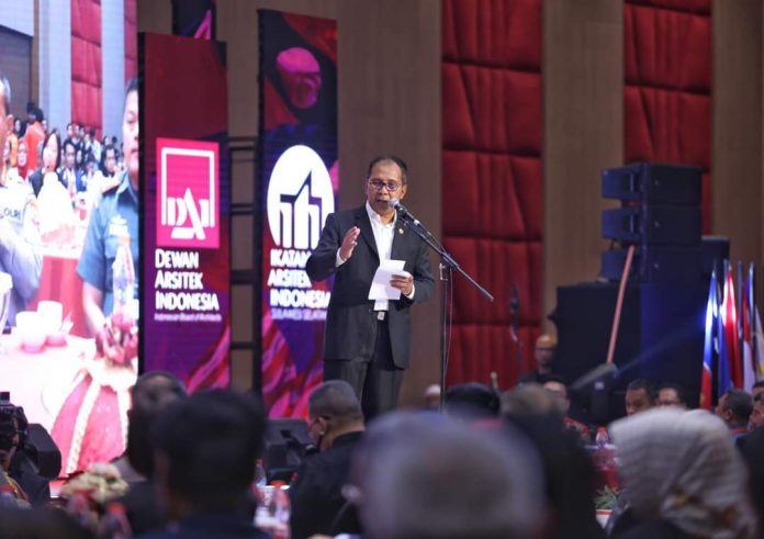 The Mayor of Makassar Danny Pomanto gave a speech in the 4th ASEAN Architect Congress in Makassar, South Sulawesi, Thursday (27/7).