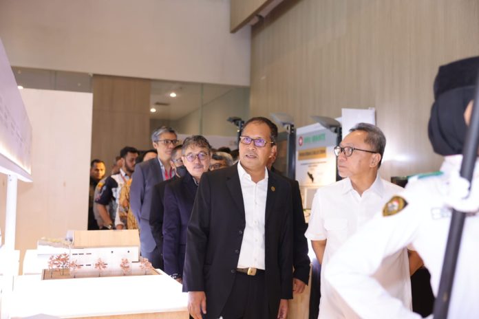 The Mayor of Makassar Danny Pomanto and Minister of Trade Zulkifli Hasan at the 4th ASEAN Architect Congress held in Gammara Hotel, Makassar.