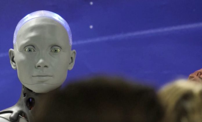 Robot Ameca dalam sesi tanya-jawab bersama awak media di konferensi AI for Good yang diadakan oleh PBB di Jenewa, Swiss.
