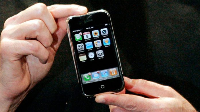 iPhone generasi pertama yang diluncurkan pada tahun 2007.