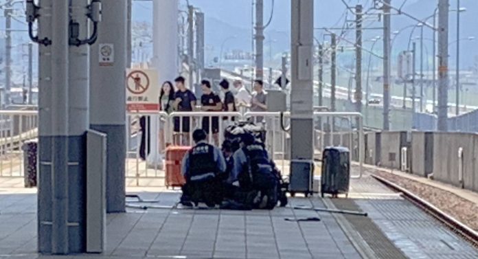 Polisi mengamankan pelaku penikaman yang menyerang tiga orang di Stasiun Kota Rinku, Izumisano, Prefektur Osaka, Minggu (23/7).