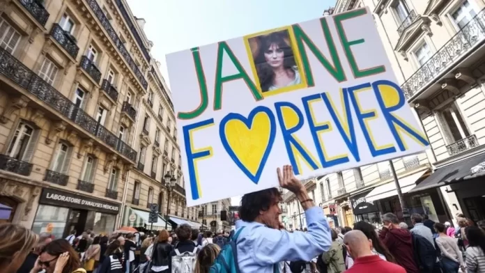 Seorang penggemar membawa poster bertuliskan “Jane selamanya” pada hari upacara pemakaman Birkin berlangsung di Kota Paris, Prancis.