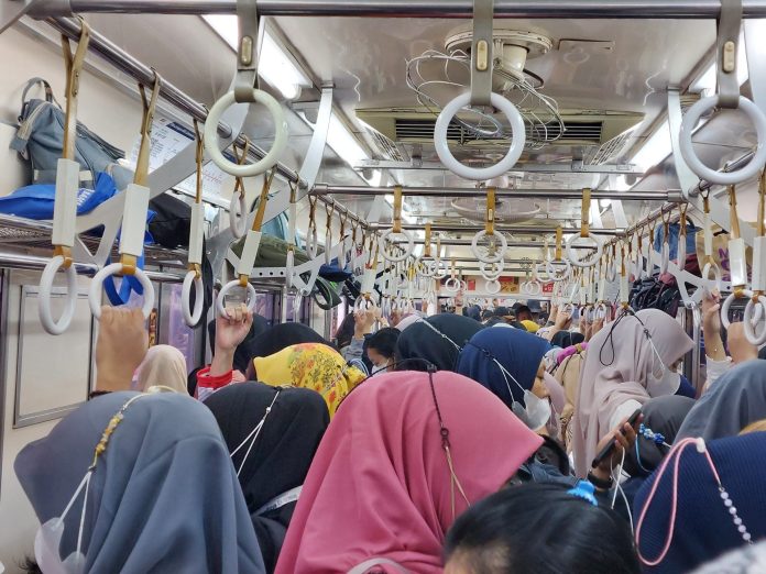 Suasana di gerbong khusus wanita KRL Commuter Line Bogor-Jakarta Kota, Jumat (21/7) pagi.