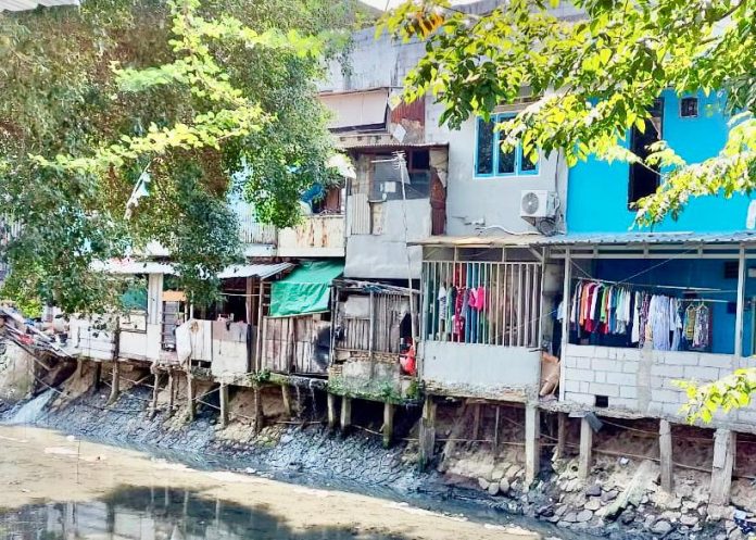 Potret pemukiman di Kampung Rawa, Kecamatan Johar Baru, Jakarta Pusat, Jumat (21/7).