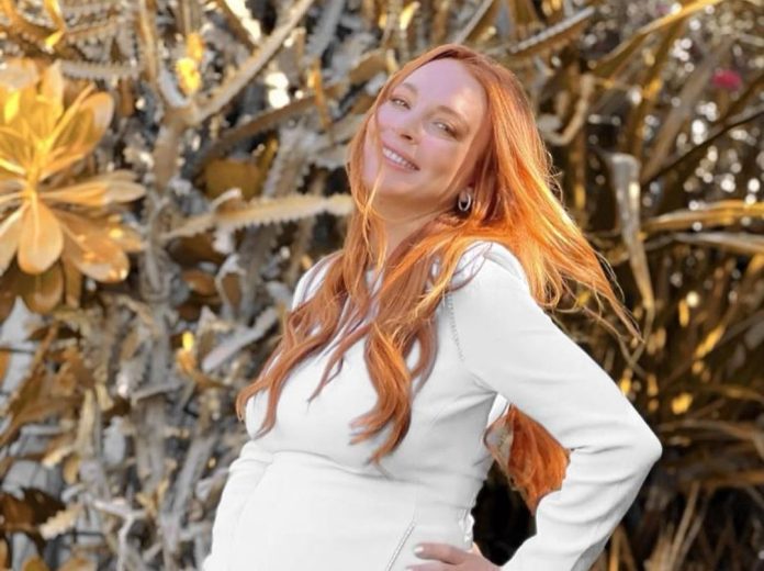 Lindsay Lohan pamerkan perutnya yang membesar karena sedang hamil.