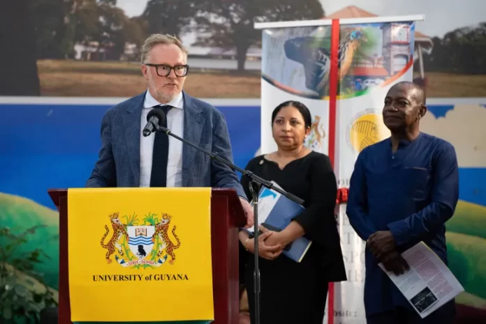 Charles Gladstone, keturunan mantan pemilik perkebunan John Gladstone, menyampaikan permintaan maaf atas nama keluarga Gladstone di Universitas Georgetown di Georgetown, Guyana, Jumat (25/8).
