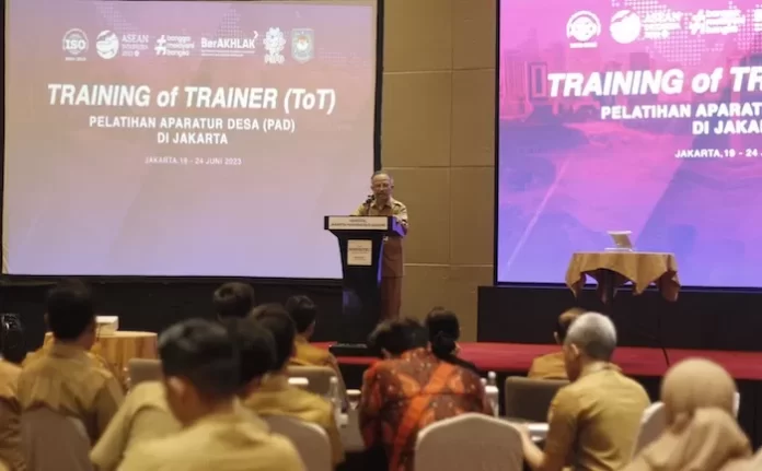 Dirjen Bina Pemdes Eko Prasetyanto Purnomo Putro saat membuka Training of Trainer (ToT) Pelatihan Aparatur Desa (dasar) di Hotel Novotel, Jakarta, Selasa (20/6).