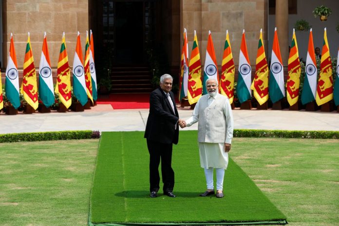 Presiden Sri Lanka Ranil Wickremesinghe dan Perdana Menteri India Narendra Modi sebelum pertemuan di New Delhi, India, Jumat (21/7).