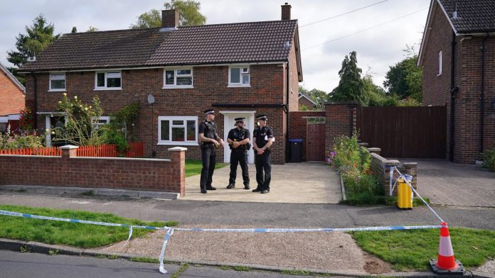 Polisi berjaga di sekitar rumah Sara Sharif di Woking, Surrey, Inggris.