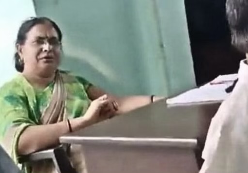 Tangkapan layar dari video viral yang menunjukkan guru di India yang memerintahkan murid-muridnya menampar temannya yang beragama Islam.