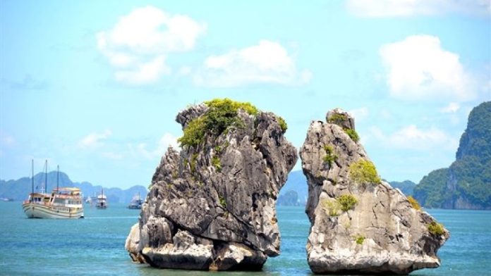 Hòn Trống Mái atau Batu Berciuman di Provinsi Quảng Ninh, Vietnam, menjadi lambang pariwisata di Hạ Long Bay.