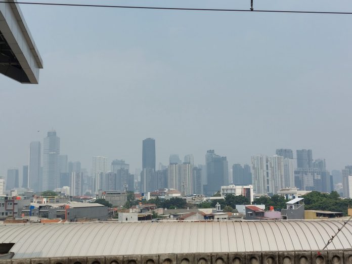 Pemandangan Kota Jakarta dilihat dari Stasiun Manggarai, Jumat (25/8) pukul 10.33 WIB.