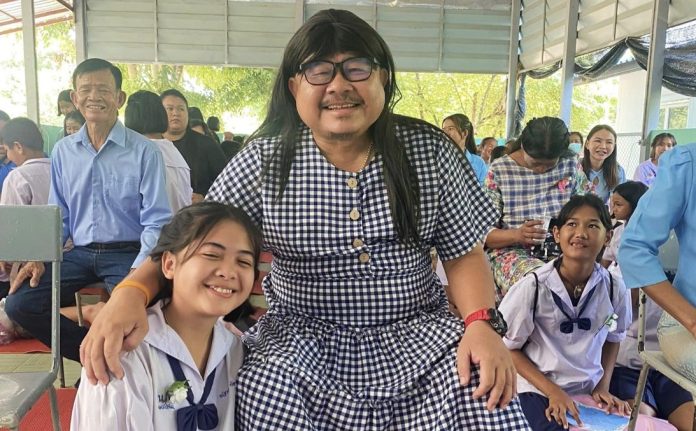 Cream dan Joe Lookphonbodee di perayaan Hari Ibu di Ban Noen Kroi School, Thailand.