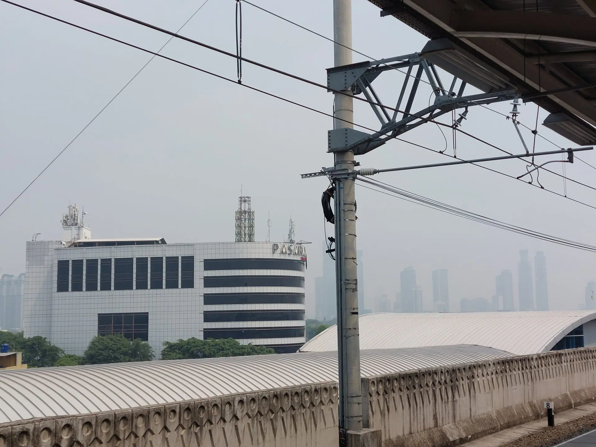 Pemandangan Kota Jakarta dilihat dari Stasiun Manggarai, Jumat (25/8) pukul 10.33 WIB.