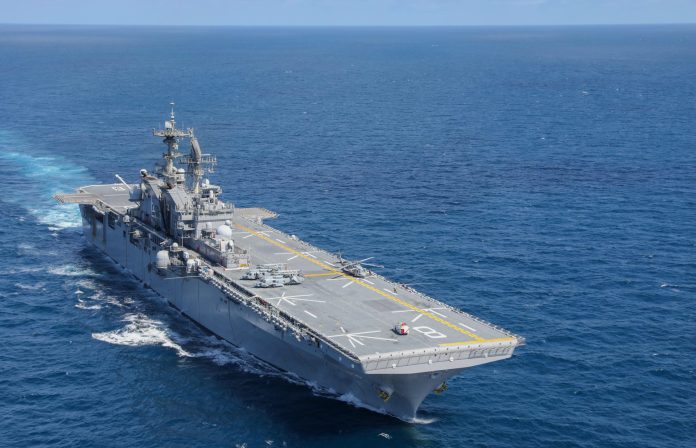 Kapal serbu amfibi USS Makin Island (LHD-8) berlayar di Pasifik timur pada 20 April 2020.
