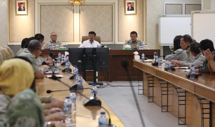 Menteri Pertanian Syahrul Yasin Limpo (Mentan SYL) saat rapat bersama jajarannya di Gedung Tanaman Pangan (Foto: Humas Ditjen Prasarana dan Sarana Pertanian Kementerian Pertanian/ THE EDITOR)