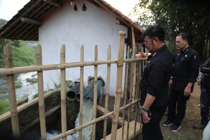 Menteri Pertanian Syahrul Yasin Limpo (Mentan SYL) memantau DAS Citarum bersama Direktur Jenderal Prasarana dan Sarana Pertanian Kementan, Ali Jamil (kanan) (Foto: Humas Ditjen Prasarana dan Sarana (PSP) Pertanian Kementerian Pertanian/ THE EDITOR)