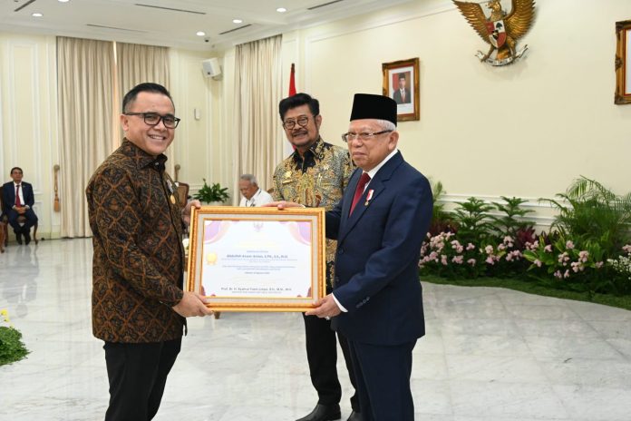 Wakil Presiden RI KH. Maruf Amin dan Menteri Pertanian Syahrul Yasin Limpo (Mentan SYL) saat memberikan penghargaan Adhikarya Utama kepada Menteri Pendayagunaan Aparatur Negara dan Reformasi Birokrasi Abdullah Azwar Anas (Foto: Humas Ditjen Prasarana dan Sarana Pertanian Kementerian Pertanian/ THE EDITOR)