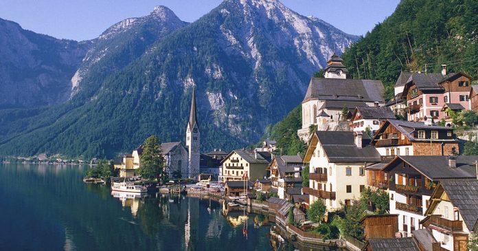 Salah satu sisi Kota Hallstatt, Austria, yang indah.