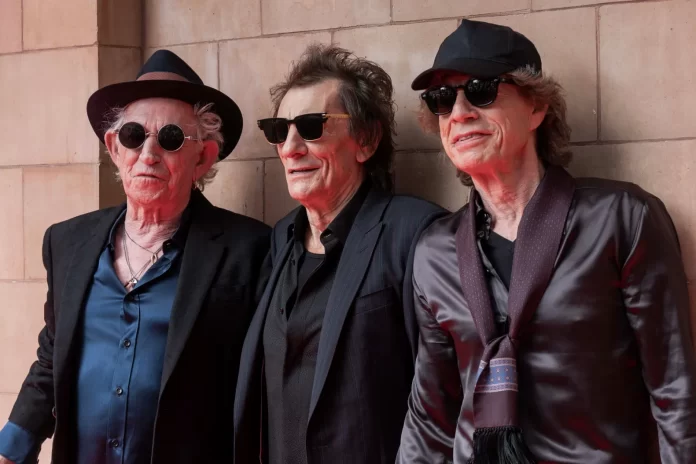 Keith Richards, Ronnie Wood, dan Mick Jagger di acara peluncuran “Hackney Diamonds” Rolling Stones di Hackney Empire, London, Inggris, Rabu (6/9).