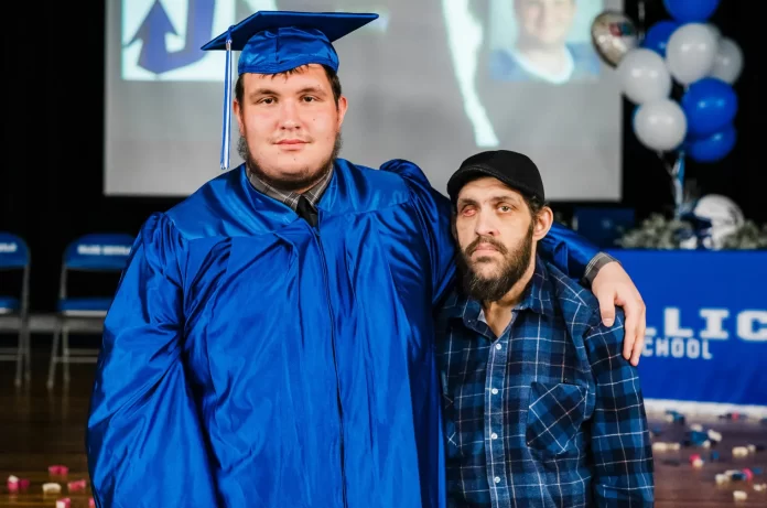 Ewan menjalani upacara wisuda lebih awal demi membahagiakan ayahnya.