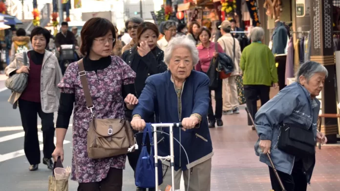 Lansia di Jepang berjalan-jalan di daerah perbelanjaan di Tokyo.