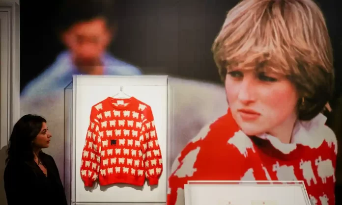 Sweter merah mendiang Putri Diana dipamerkan di Sotheby’s London, Inggris, sebelum dilelang di New York, Amerika Serikat.
