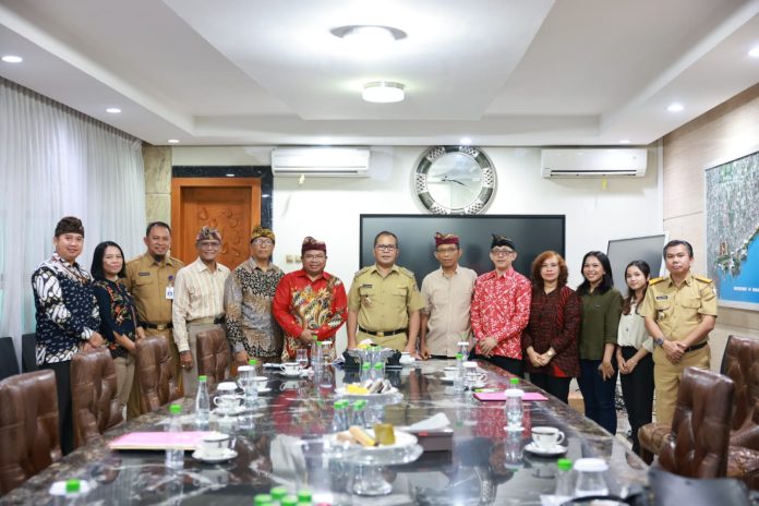 The Mayor of Makassar Danny Pomanto with PHDI members.