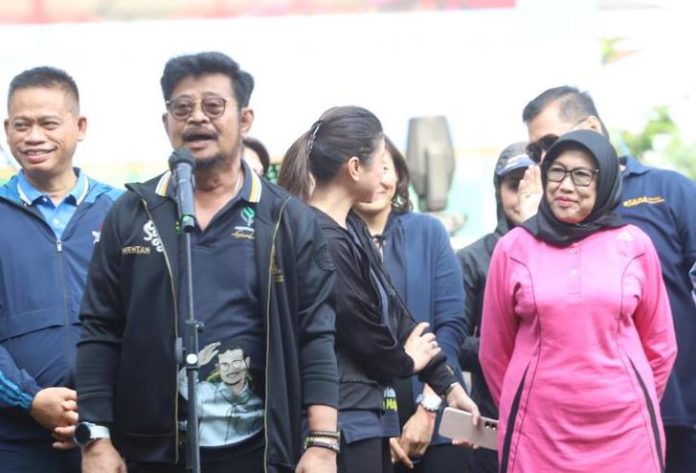 (Kiri-baju hitam) Menteri Pertanian Syahrul Yasin Limpo, Satu Tahun BSIP, dan (kanan-baju merah muda) Anggota Komisi IV DPR RI, Endang Setyawati Thohari (Foto: Humas Ditjen Prasarana dan Sarana/ THE EDITOR)