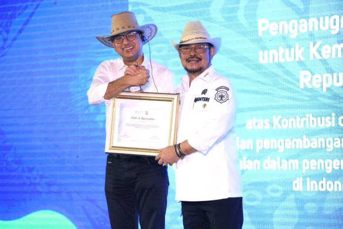 (Kanan) Menteri Pertanian (Mentan) Syahrul Yasin Limpo (SYL) saat menerima penghargaan dari FAO dan WOAH pada Jumat, 22 September 2022 (Foto: Ditjen Prasarana dan Sarana/ THE EDITOR)