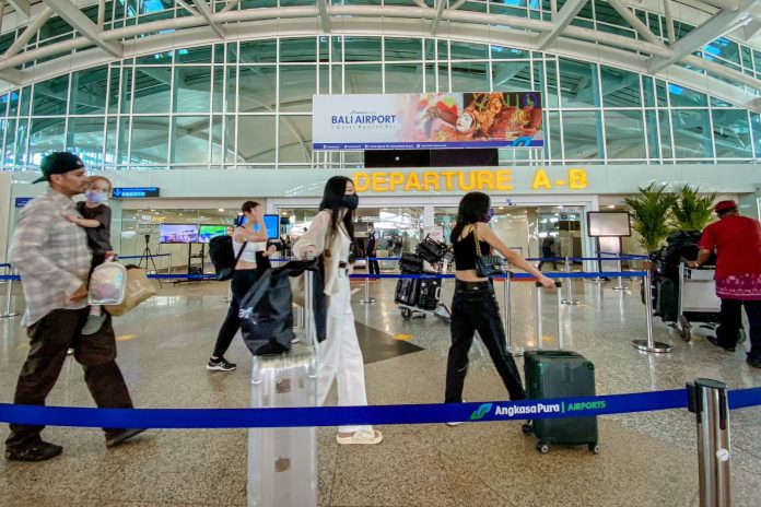 Wisatawan mancanegara berdatangan di Bandara Internasional I Gusti Ngurah Rai Bali.