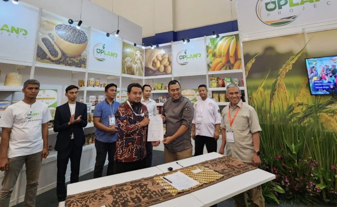 Penandatangan kerja sama (Foto: Humas Ditjen Prasarana dan Sarana Kementerian Pertanian/ THE EDITOR)