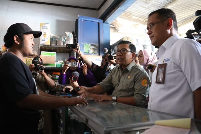 (Kanan-baju hijau) Plt Menteri Pertanian (Mentan), Arief Prasetyo Adi dan (baju putih) Direktur Utama Pupuk Indonesia, Rahmad Pribadi (Foto: Ditjen Prasaran dan Sarana (PSP) Kementerian Pertanian/ THE EDITOR)