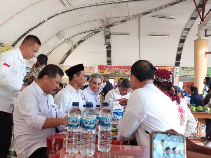 (Pakai peci) Menteri Pertanian Andi Amran Sulaiman makan siang dengan staf dan jajaran Dirjen Kementerian Pertanian di kantin (Foto: Khopipah Indah Lestari/ THE EDITOR)