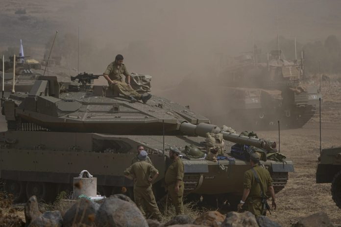 Tank milik Israel sudah bersiaga di perbatasan Libanon pada Rabu, 11 Oktober 2023 (Foto: AP/ Ariel Schalit/ THE EDITOR)