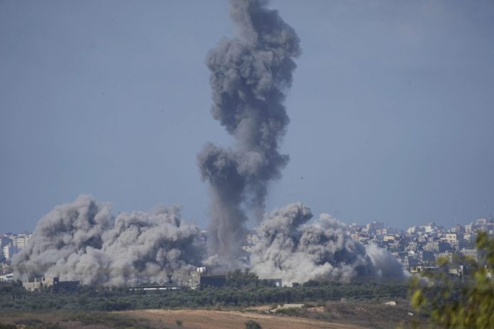 Asap membumbung tinggi saat angkatan udara militer Israel menyerang Jalur Gaza pada Minggu, 15 Oktober 2023 (Foto: AP/ Ariel Schalit/ THE EDITOR)