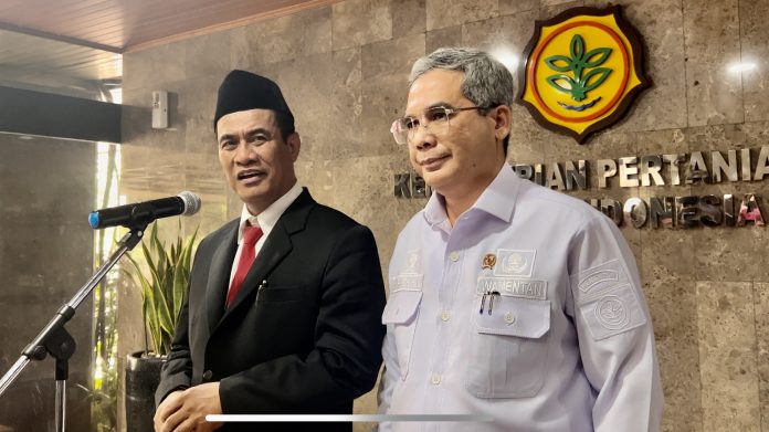 (Kiri baju hitam) Andi Amran Sulaiman menyapa awak media di Kantor Kementerian Pertanian, Ragunan, Rabu, 25 Oktober 2024 (Foto: Khopipqh Indah Lestari/ THE EDITOR)