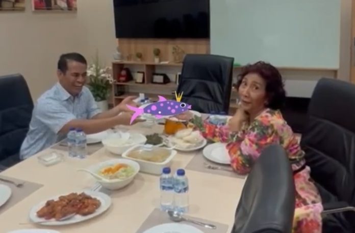 Momen penjamuan mantan Menteri Kelautan dan Perikanan Republik Indonesia Susi Pudjiastuti oleh Amran Sulaiman dalam unggahan reels yang diunggah pada 23 Mei 2023. (Foto: Instagram @susipudjiastuti115/THE EDITOR)