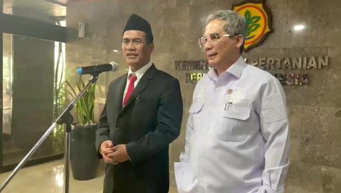 Menteri Pertanian Andi Amran Sulaiman ditemani Wakil Menteri Pertanian Harvick Hasnul Qolbi menemui wartawan seusai pelantikan di Kementerian Pertanian, Rabu (25/10). (Foto: Khopipah Indah Lestari/THE EDITOR)