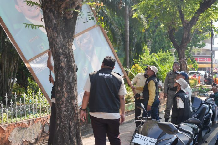 The Regional Revenue Agency of Makassar City is seen carrying out control over billboards in the city. (Photo: Public Relations of Bapenda Makassar/THE EDITOR)