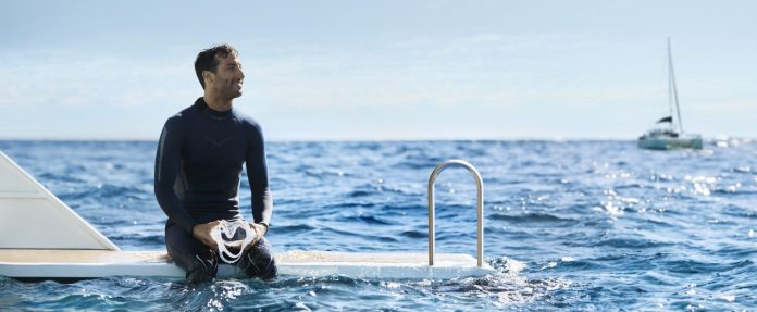 Legenda Formula 1 kelahiran Perth Daniel Ricciardo saat menikmati keindahan laut Australia Barat (Foto: Tourism Australia Barat/ THE EDITOR)