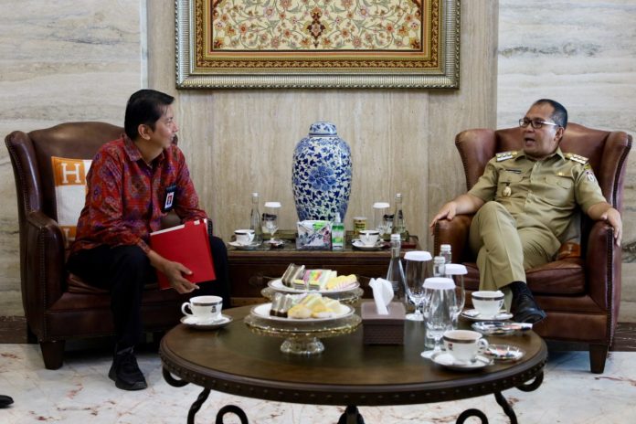 Head of the Regional 6 Financial Services Authority (OJK) for Sulampua, Darwisman (left), and Mayor of Makassar Moh Ramdhan “Danny” Pomanto (right). (Photo: Public Relations of the Mayor of Makassar/THE EDITOR)