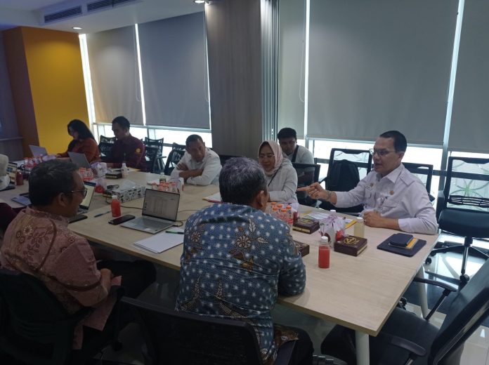 (kanan-baju putih) Dirjen Prasarana dan Sarana Kementerian Pertanian mengadakan rapat dengan staf dan direktur terkait AUTP. (Foto: Humas Dirjen PSP Kementerian Pertanian/THE EDITOR)