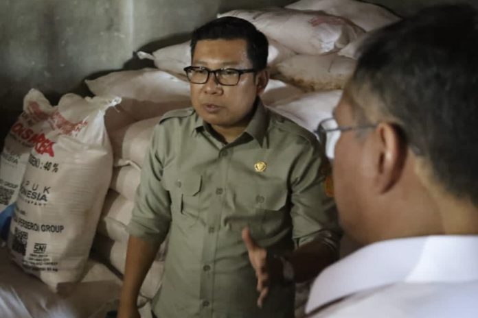 Plt. Menteri Pertanian (Mentan), Arief Prasetyo Adi saat memonitor gudang pupuk di Kabupaten Karawang (Foto: Humas Ditjen Prasarana dan Sarana (PSP) Kementerian Pertanian/ THE EDITOR)