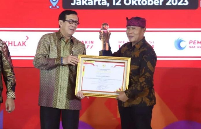 Minister of Law and Human Rights Yasonna Laoly gave The JDIH Award to the Assistant for Government and People's Welfare for Banyuwangi Regency Arief Setyawan in Jakarta, Thursday (12/10).