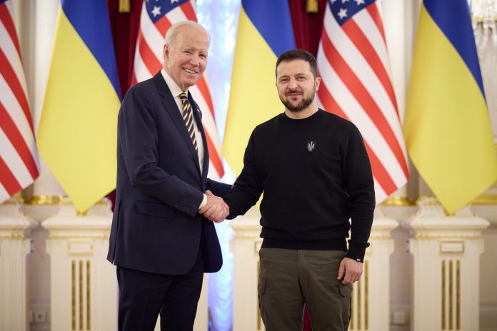 Presiden Amerika Serikat Joe Biden dan Presiden Ukraina Volodymyr Zelenskyy.